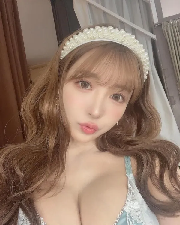 가슴 내놓은 미카미 유아 셀카