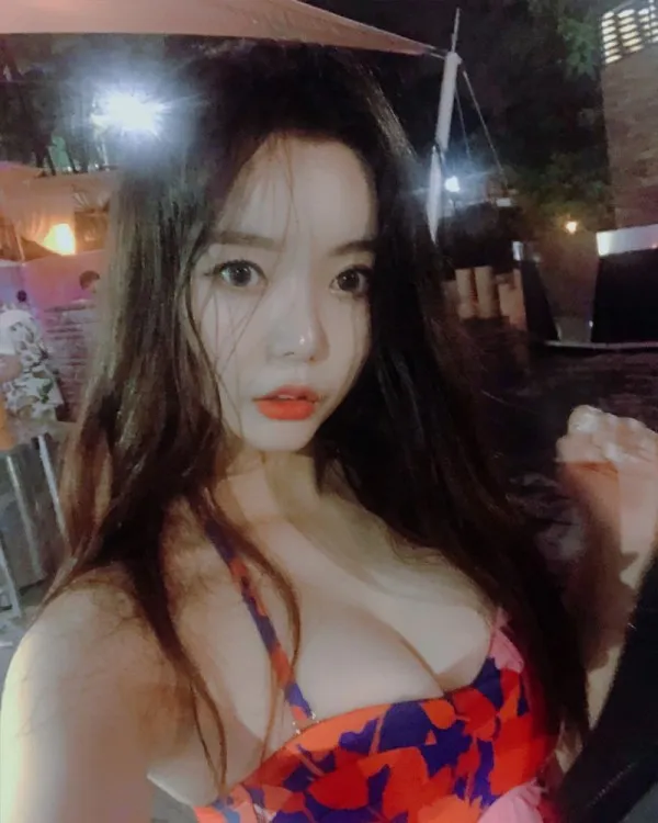 수영복 입은 고혹적인 세리